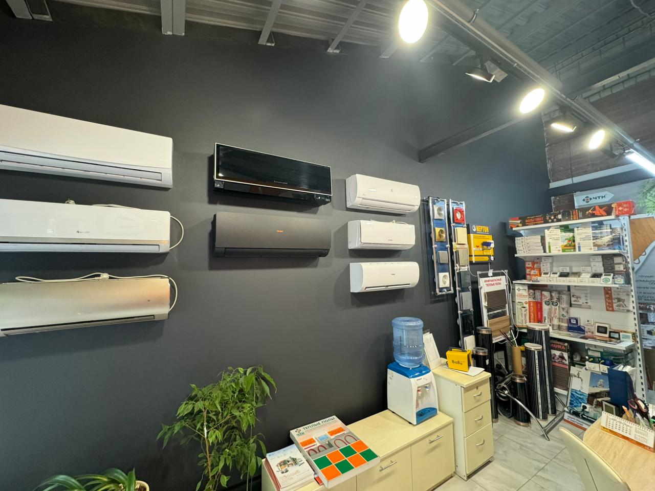 Настенные сплит-системы Gree, Haier и Mitsubishi Electric на стенде